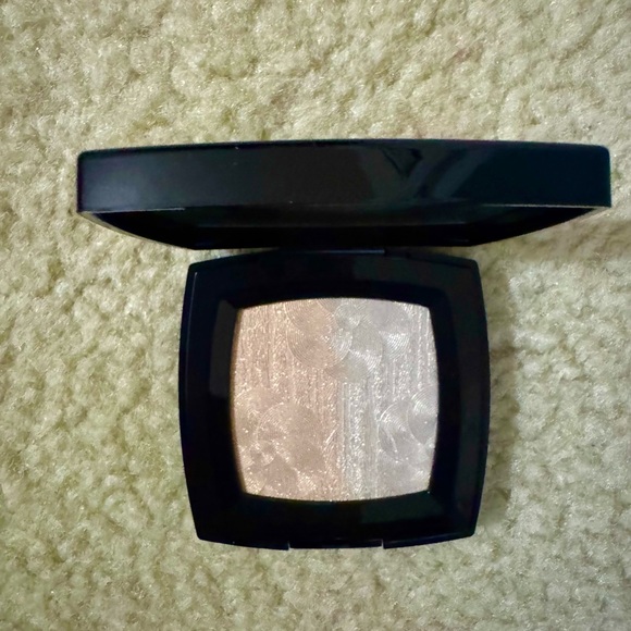 CHANEL Duo de Camélias Illuminating Powder - Picture 2 of 6